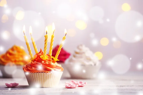 Vynikající Narozeniny koláčky na tabulce na světlém pozadí slavnostní — Stock fotografie