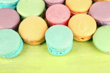 Ahşap yüzey yakın çekim üzerinde macaroons