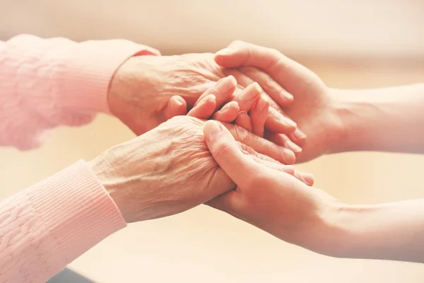 Aider les mains, prendre soin des personnes âgées concept Photos De Stock Libres De Droits