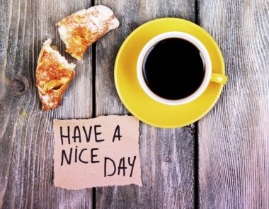 Kahve, taze kruvasan ve ahşap arka plan kartında kağıt kompozisyon