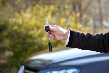 Erkek el ile araba anahtar araba arka plan üzerinde