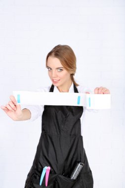 Güzel kız kuaförü ışık arka plan üzerinde