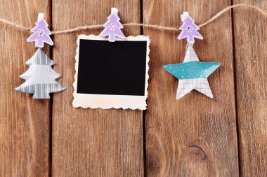 Boş fotoğraf çerçevelemek ve Noel dekor ahşap arka plan üzerinde ip üzerinde