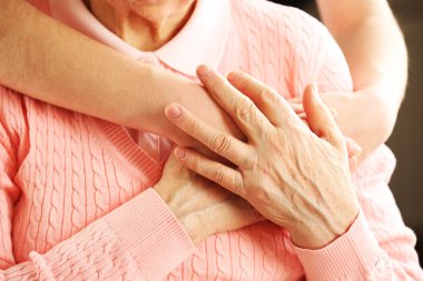 Yaşlı ve genç eller sarılır