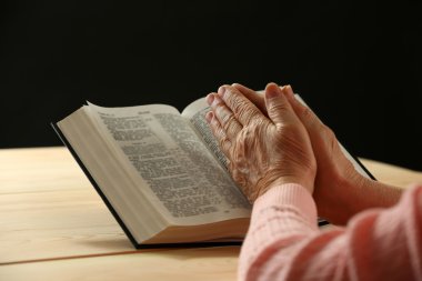 İncil ile yaşlı kadın el