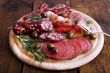 Sosis kesme tahtası ve ahşap masa arka plan üzerinde ürün yelpazesine