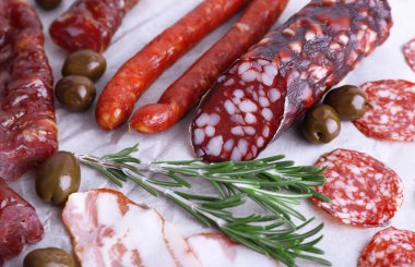 Kağıt arka plan sayfasındaki füme et çeşitleri