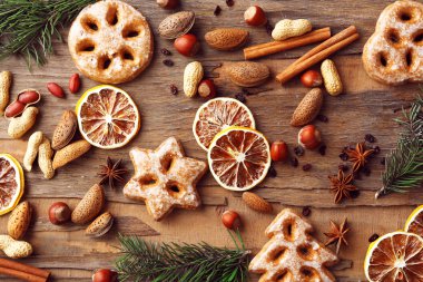 Kuruyemiş, baharat ve rustik ahşap zemin üzerine limon dilimleri ile tanımlama