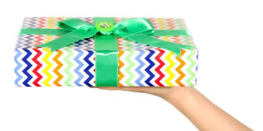 Açık renkli kurdele ile mevcut kutusu tutan el