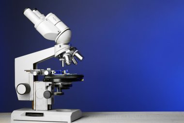 Tablo, mavi zemin üzerine mikroskobunun