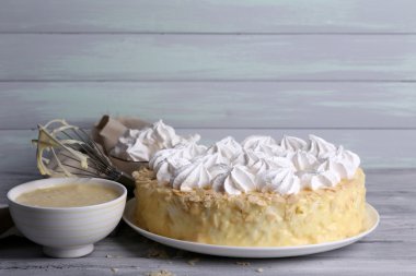 Ahşap masa lezzetli ev yapımı beze pasta