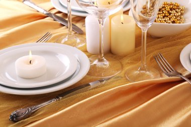 Güzel tatil tablo ayarını beyaz ve altın renkli 