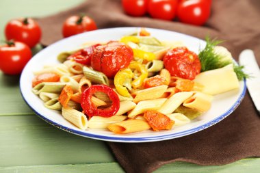 Biber, havuç ve domates ahşap masa arka plan ile makarna salatası