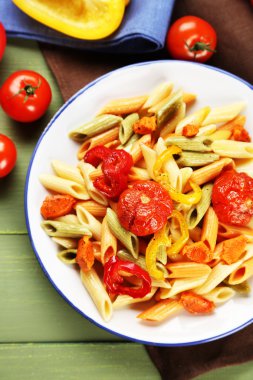 Biber, havuç ve domates ahşap masa arka plan ile makarna salatası