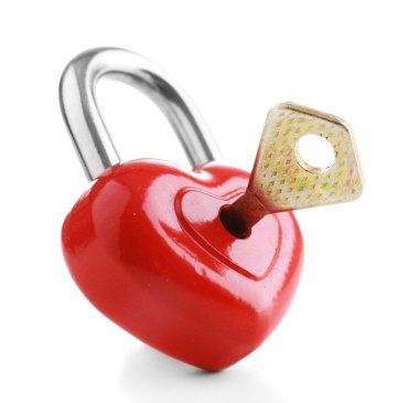 Kalp şeklinde asma kilit ile üzerine beyaz izole anahtar