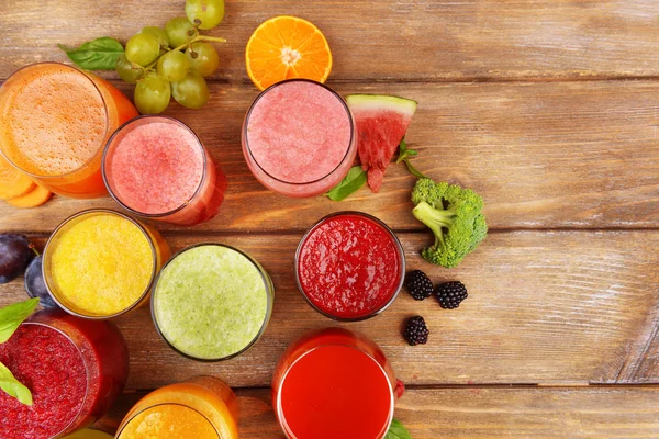 Copos de suco fresco saboroso, na mesa de madeira . — Fotografia de Stock