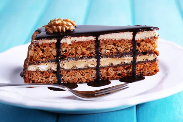 Köstlicher Schokoladenkuchen auf dem Teller in Großaufnahme — Stockfoto