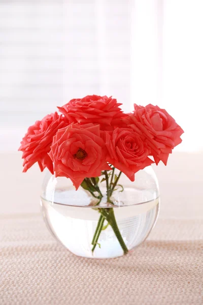 Belles fleurs dans un vase avec la lumière de la fenêtre — Photo