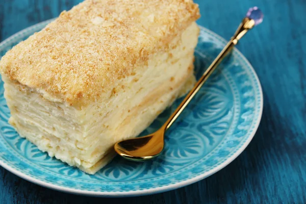 Napoleonkuchen auf Teller auf Tisch in Großaufnahme — Stockfoto