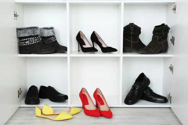 Collectie van schoenen op de planken — Stockfoto