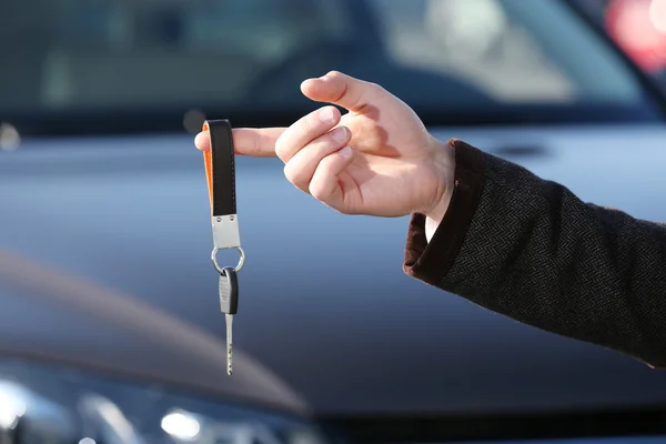 Επιχειρηματίας που κατέχουν το κλειδί του αυτοκινήτου σε εξωτερικούς χώρους — Φωτογραφία Αρχείου