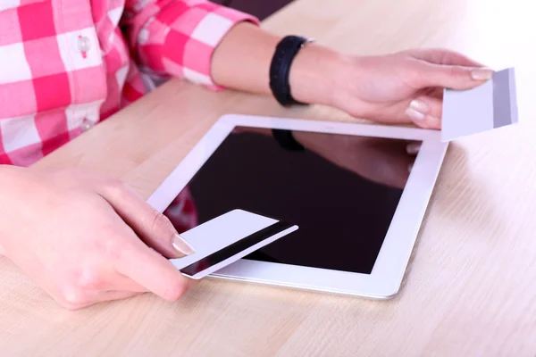 Concepto para compras por Internet: manos sosteniendo la tableta y la tarjeta de crédito — Foto de Stock