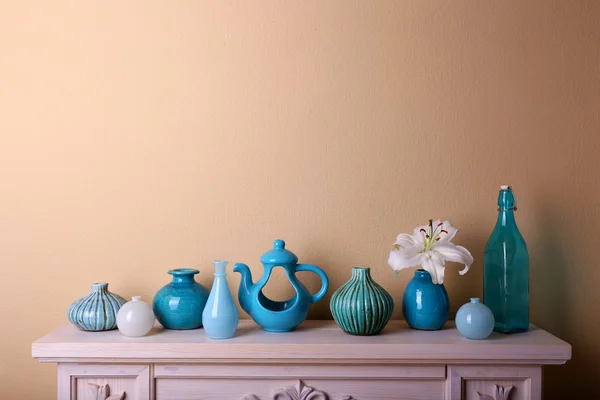 Cheminée avec de belles décorations bleues dans la chambre — Photo