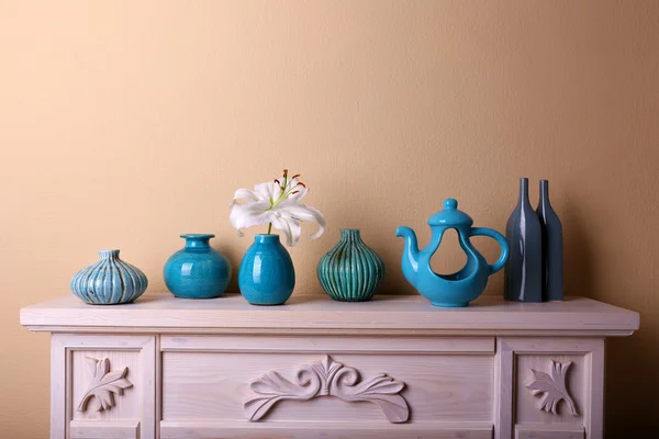 Open haard met mooie blauwe decoraties in de kamer — Stockfoto