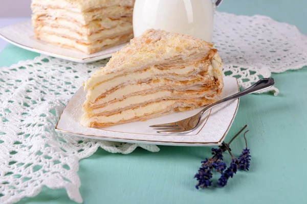 Napoleonkuchen auf Teller auf Tisch in Großaufnahme — Stockfoto