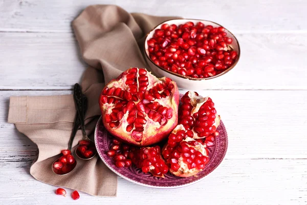 Mooie compositie met sappige granaatappel zaden, op oude houten tafel — Stockfoto