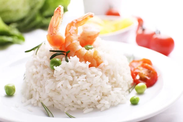 Kokt ris med räkor serverat på bordet, närbild — Stockfoto