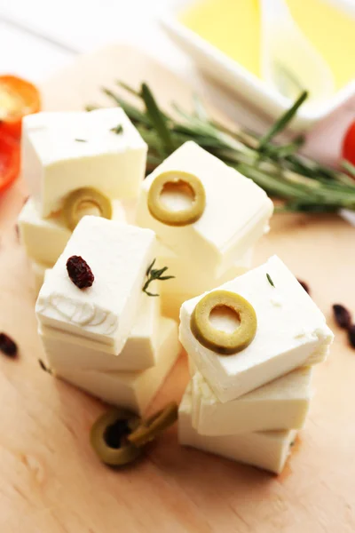 Tablo üzerinde beyaz peynir — Stok fotoğraf