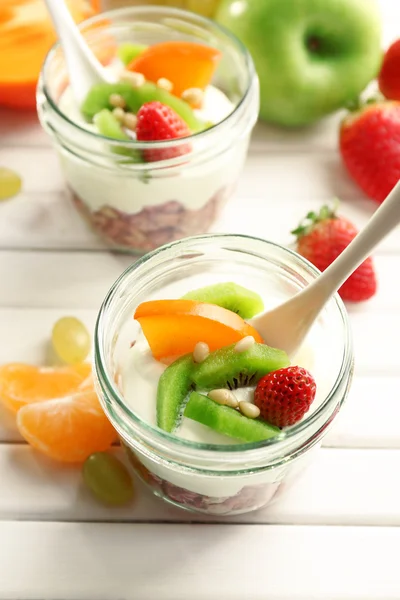 Healthy dessert with muesli and fruits on table — Stock Photo, Image