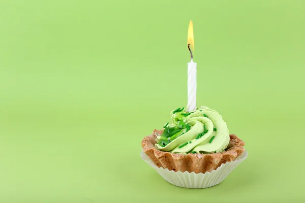 Tarta de cumpleaños con vela sobre fondo verde — Foto de Stock