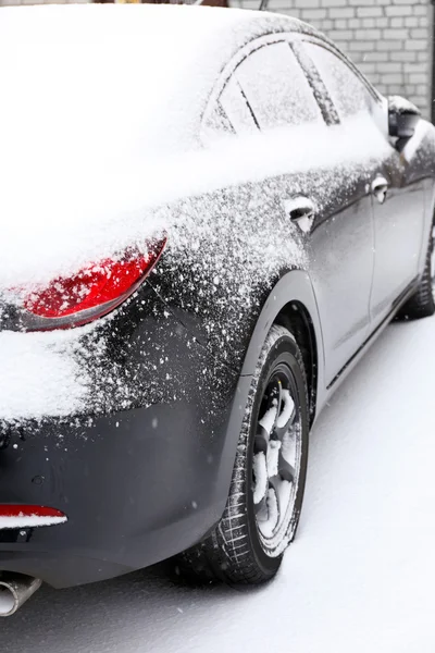 Schwarzes Auto mit Schnee bedeckt, im Freien — Stockfoto