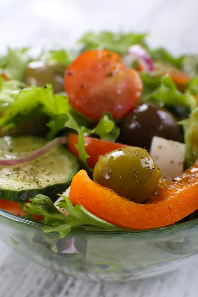 Greek salad in glass dish, closeup — Stock Photo, Image