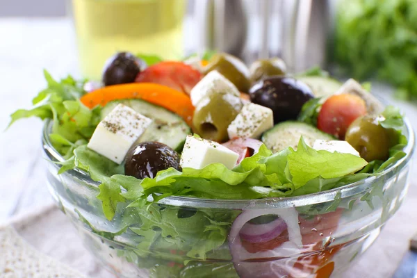 Grekisk sallad i glasskål, närbild — Stockfoto