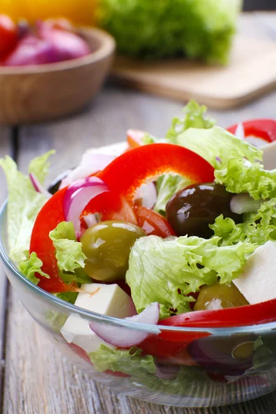 Grekisk sallad i glasskål på träbord bakgrund — Stockfoto
