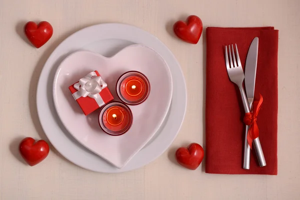 Setarea mesei festive pentru Ziua Îndrăgostiților pe fundal luminos — Fotografie, imagine de stoc