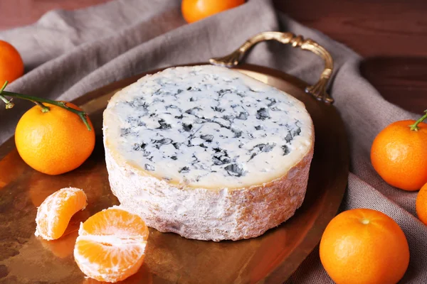 Blå ost med appelsiner på metallbrett på klut og bordbakgrunn av tre – stockfoto