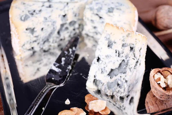 Blauwe kaas met noten en blade op metalen lade en houten tafel achtergrond — Stockfoto