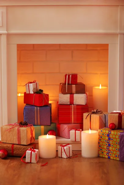 フローリング、室内の暖炉の下でクリスマス プレゼント ボックス — ストック写真