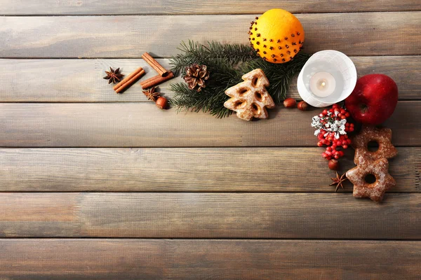Soubory cookie s ovoce, koření a svíčka Lucerna na dřevěné pozadí — Stock fotografie