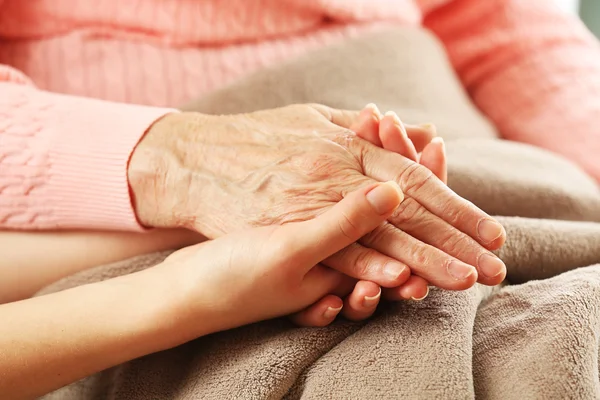 Vecchi e giovani che si tengono per mano — Foto Stock