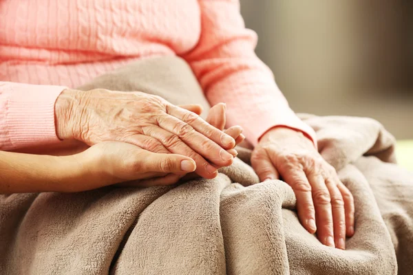 Vecchi e giovani che si tengono per mano — Foto Stock