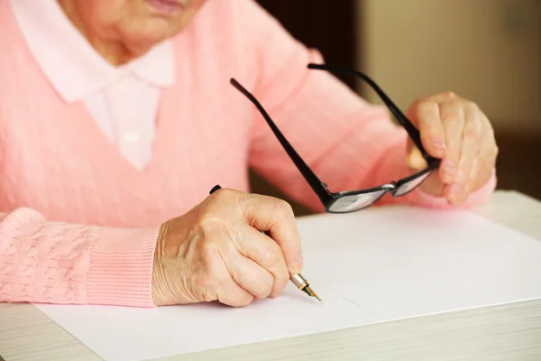 Manos de mujer adulta escribiendo — Foto de Stock