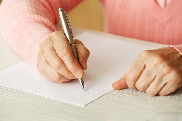 Τα χέρια της ενήλικης γυναίκας, γράφοντας — Φωτογραφία Αρχείου