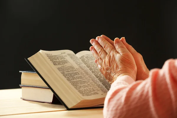 Las manos de anciana con la Biblia — Foto de Stock