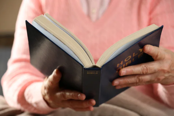 Mulher velha leitura bíblia — Fotografia de Stock