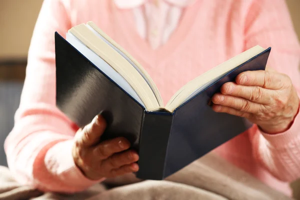 Mulher velha leitura bíblia — Fotografia de Stock